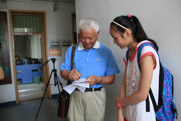 市教育系統關工委陳步君老師慰問參賽選手_nEO_IMG.jpg